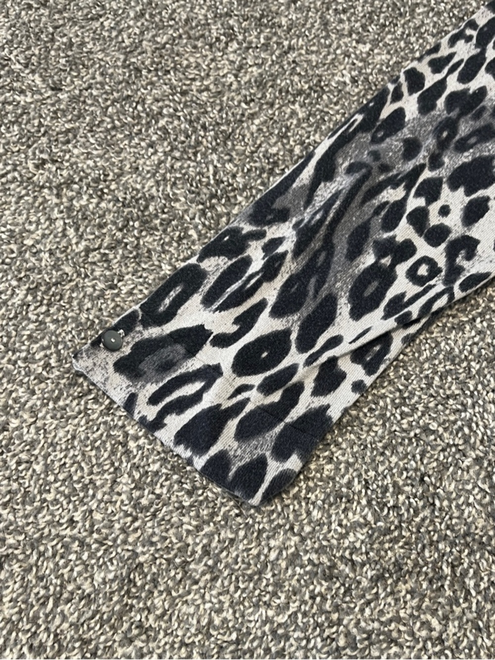 Ann Taylor Gray & Black Leopard Print Button-Down Size XL - Picture 7 of 9
